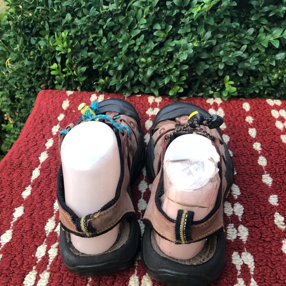 Keen Newport Men’s Brown Leather Sandals with Blue Lace Accents Size 7